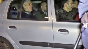 americateve | El ex primer ministro de Portugal Jose Socrates, en el asiento trasero del veh&iacute;culo a la izquierda, sale del juzgado tras un interrogatorio, en Lisboa, el 23 de noviembre de 2014. (Foto AP/Francisco Seco)