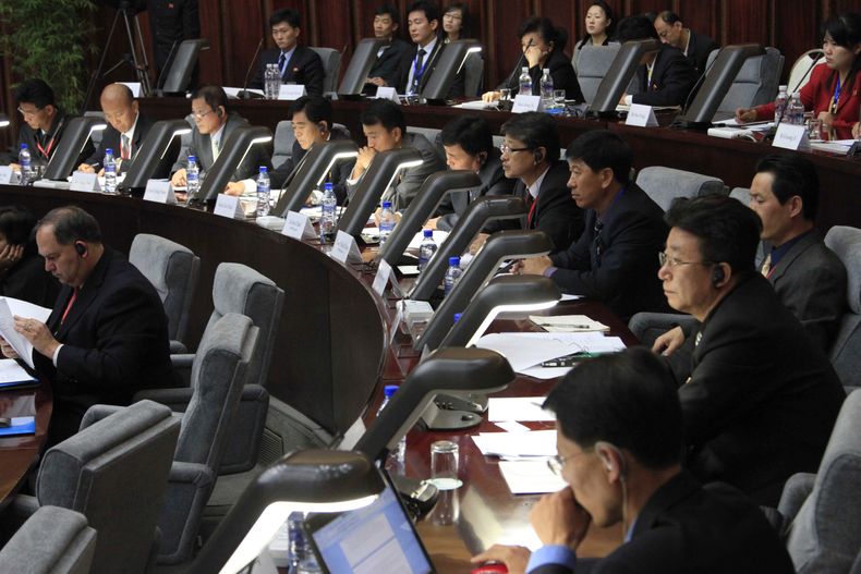 Acad&eacute;micos y expertos participan en una reuni&oacute;n internacional sobre zonas econ&oacute;micas especiales en el Hotel Yanggakdo, en Pyongyang, Corea del Norte, el mi&eacute;rcoles, 16 de octubre del 2013.  (Foto AP/Jon Chol Jin)