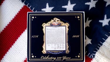 El adorno conmemorativo difundido por America250 para el 250mo aniversario de la firma de la Declaración de Independencia estadounidense. Foto tomada en Washington el 13 de noviembre del 2025. (AP foto/Mark Schiefelbein)
