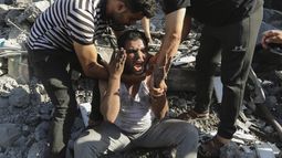 Palestinos consuelan a un hombre que llora después de perder a familiares por bombardeos de Israel en Ciudad de Gaza, el sábado 4 de noviembre de 2023. (AP Foto/Abed Khaled)