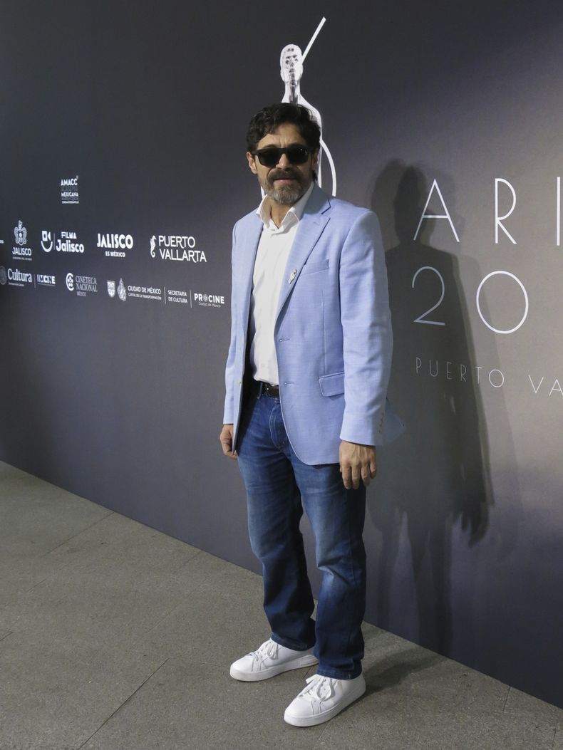 El actor Héctor Kotsifakis de la película Pedro Paramo posa para un retrato en la 67.ª edición del almuerzo de los nominados a los Premios Ariel de la Academia de Cine de México en la Ciudad de México, el miércoles 20 de agosto de 2025. (Foto AP/Berenice Bautista)