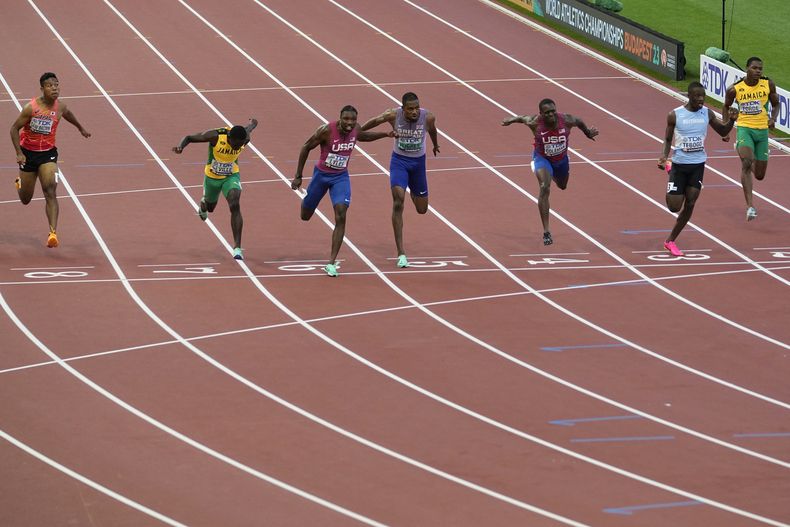 Noah Lyles (en la sexta calle) gana los 100 metros masculinos del Mundial de atletismo, el domingo 20 de agosto de 2023, en Budapest (AP Foto/Martin Meissner)