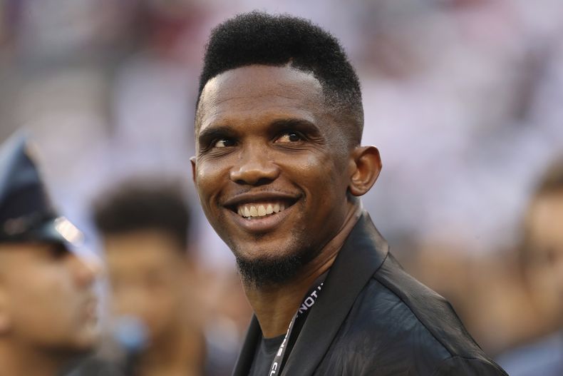 ARCHIVO - El retirado futbolista camerunés Samuel Etoo previo a un partido de la International Champions Cup entre el Atlético de Madrid y Real Madrid, el 26 de julio de 2019, en East Rutherford, Nueva Jersey. (AP Foto/Steve Luciano)