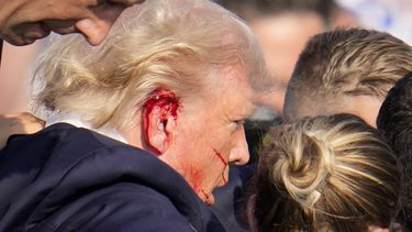 El expresidente estadounidense Donald Trump es escoltado por agentes del Servicio Secreto tras el aparente intento de asesinato en un evento de campaña en Butler, Pensilvania, el 13 de julio del 2024. (Foto AP/Gene J. Puskar)
