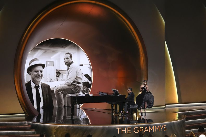 Cynthia Erivo, derecha, y Herbie Hancock interpretan In Other Words durante la 67ª entrega anual de los premios Grammy el domingo 2 de febrero de 2025 en Los Ángeles. (Foto AP/Chris Pizzello)