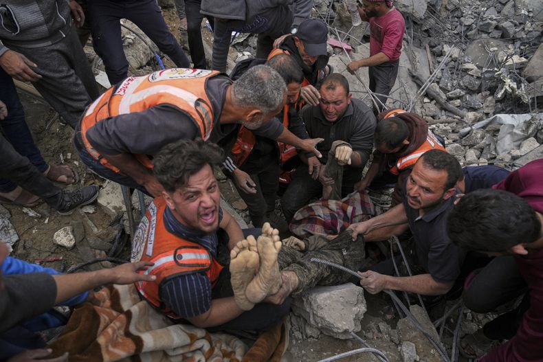 Un hombre fallecido es retirado de entre los escombros de la casa de la familia Manoun tras ser blanco de un ataque del ejército israelí en Yabalia al-Balad, en la ciudad de Gaza, el domingo 13 de abril de 2025. (AP foto/Jehad Alshrafi)