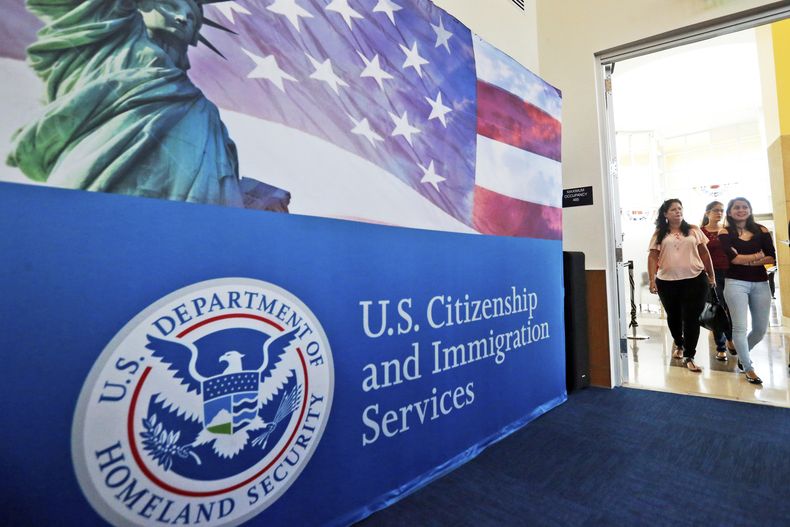 ARCHIVO - Personas llegan a oficinas del Servicio de Ciudadanía e Inmigración de Estados Unidos en Miami el 17 de agosto de 2018. (AP Foto/Wilfredo Lee, Archivo)