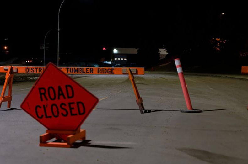 Una calle cerrada cerca de la Escuela Secundaria Tumbler Ridge, en la Columbia Británica, Canadá, el 11 de febrero de 2026, un día despúes de un tiroteo que dejó siete muertos. (Jesse Boily/The Canadian Press vía AP)