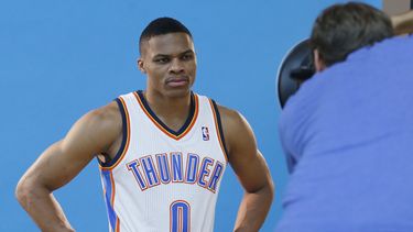 americateve | El base del Thunder de Oklahoma City, Russell Westbrook, posa para una foto el 27 de septiembre de 2013, en Oklahoma City. (AP Photo/Sue Ogrocki)