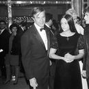 ARCHIVO – El director de la película Romeo y Julieta, Franco Zeffirelli, izquierda, los actores Olivia Hussey, centro, y Leonard Whiting, en la premier del filme en París, el 25 de septiembre de 1968. (AP Foto/Eustache Cardenas, Archivo)