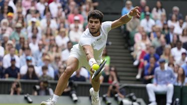 Carlos Alcaraz devuelve ante Novak Djokovic en la final de Wimbledon, el domingo 16 de julio de 2023, en Londres. (AP Foto/Kirsty Wigglesworth)
