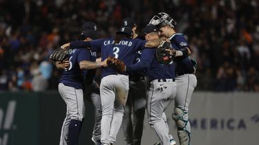 Jugadores de los Marineros de Seattle celebran su victoria por 6-5 en contra de los Gigantes de San Francisco, en San Francisco, el lunes 3 de julio de 2023. (AP Foto/Josie Lepe)