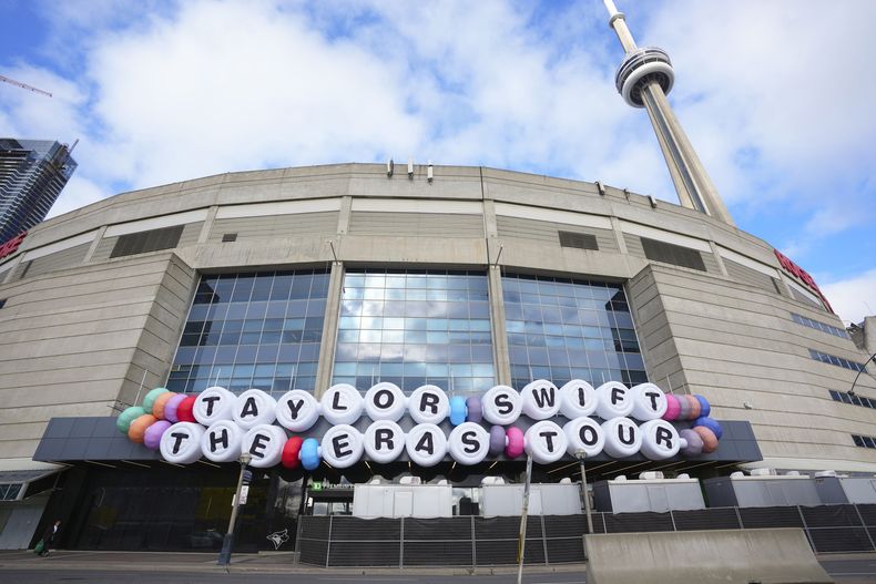 ARCHIVO.- Un letrero que replica los brazaletes de la amistad de Taylor Swift frente al Rogers Centre promocionando el The Eras Tour de Swift en Toronto, el 13 de noviembre de 2024. (Chris Young/The Canadian Press via AP, archivo)