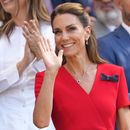 La princesa Kate de Gran Bretaña saluda desde el palco real en el día 13 del Campeonato de Tenis de Wimbledon en Londres, el sábado 11 de julio de 2026. (Foto AP/Kirsty Wigglesworth)