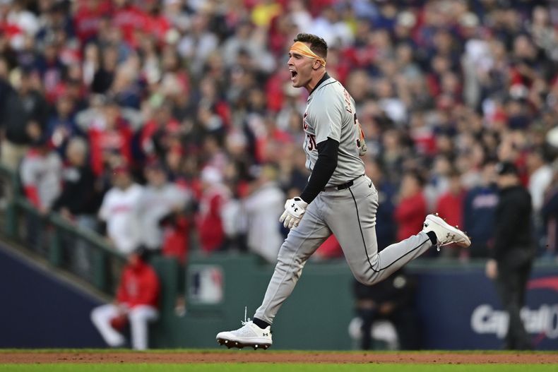 Kerry Carpenter celebra al recorrer las bases tras su jonrón de tres carreras ante los Guardianes de Cleveland en el segundo juego de la serie divisional de la Liga Americana, el lunes 7 de octubre de 2024, en Cleveland. (AP Foto/David Dermer)