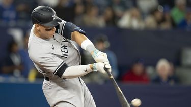 Aaron Judge de los Yanquis de Nueva York conecta su segundo jonrón del partido en la octava entrada ante los Azulejos de Toronto el lunes 15 de mayo del 2023. (Frank Gunn/The Canadian Press via AP)