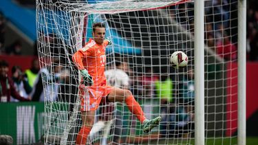 El portero del Bayern Munich Manuel Neuer reacciona después de que Robin Fellhauer del Augsburg abriera el marcador en el encuentro de la Bundesliga el sábado 10 de octubre del 2026. (AP Foto/Matthias Schrader)