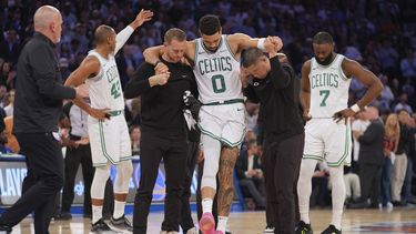 Los entrenadores ayudan a Jayson Tatum de los Celtics de Boston para salir de la cancha al lesionarse en el juego 4 de las semifinales de la Conferencia Este ante los Knicks de Nueva York el lunes 12 de mayo del 2025. (AP Foto/Frank Franklin II)