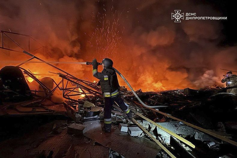 En esta imagen, distribuida por el Servicio de Emergencias de Ucrania, bomberos sofocan un incendio causado por un ataque con drones rusos en Kamianske, en la región de Dnipropetrovsk, Ucrania, el 16 de abril de 2025. (Servicio de Emergencias de Ucrania vía AP)