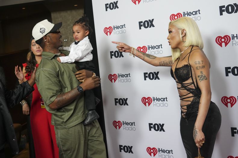 Ej King, a la izquierda, y GloRilla llegan a los iHeartRadio Music Awards, el lunes 17 de marzo de 2025, en el Teatro Dolby de Los Ángeles. (Foto Jordan Strauss/Invision/AP)