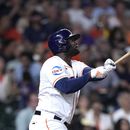 El cubano Yordan Álvarez, de los Astros de Houston, conecta un doblete en el juego ante los Cachorros de Chicago, el martes 16 de mayo de 2023 (AP Foto/David J. Phillip)