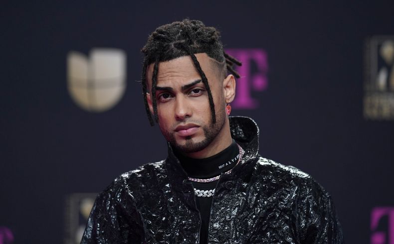 ARCHIVO - Jay Wheeler llega al Premio Lo Nuestro en la Arena American Airlines el 18 de febrero de 2021, en Miami. Wheeler lanzó su álbum Música buena para días malos el 25 de abril de 2024. (Foto AP/Lynne Sladky, archivo)
