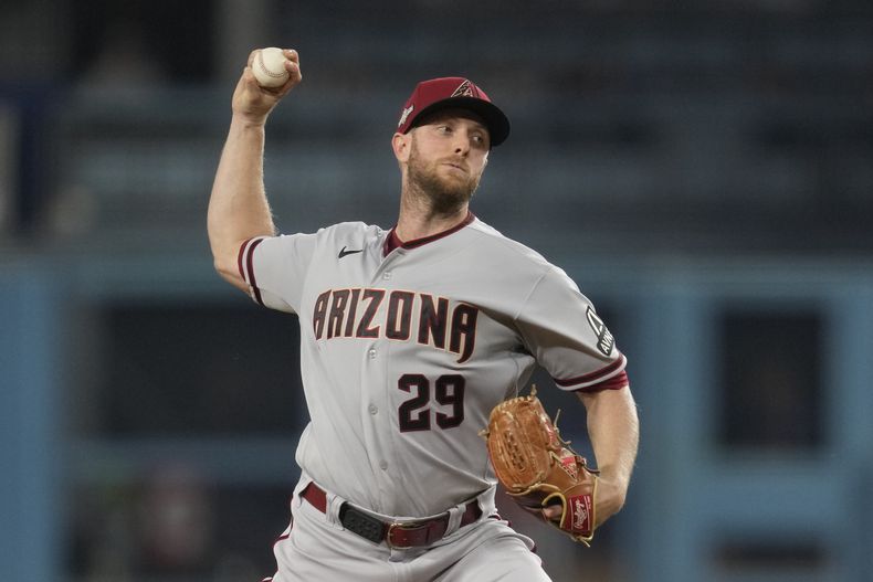 Merrill Kelly, de los Diamondbacks de Arizona, trabaja en contra de un bateador de los Dodgers de los Ángeles, durante el Juego 1 de la Serie Divisional de la Liga Nacional, el sábado 7 de octubre de 2023, en Los Ángeles. (AP Foto/Ashley Landis)