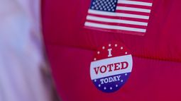 Ron Worley, candidato a un puesto local, ostenta su etiqueta engomada de yo voté en la entrada a un lugar de votación, 5 de marzo de 2024 en Belmont, Carolina del Norte, EEUU. (AP Foto/Chris Carlson)