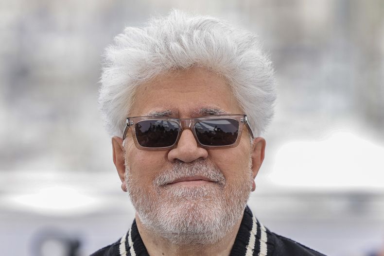 El director Pedro Almodóvar posa en la sesión fotográfica de la película Extraña forma de vida en la 76a edición del festival internacional de cine de Cannes, en el sur de Francia, el miércoles 17 de mayo de 2023. (Foto Vianney Le Caer/Invision/AP)