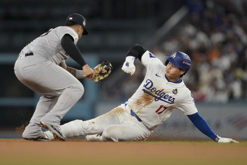 Shohei Ohtani de los Dodgers de Los Ángeles le marca out el segunda base de los Yankees de nueva York Gleyber Torres en un intento de robarse la base en la séptima entrada del segundo duelo de la Serie Mundial el sábado 26 de octubre del 2024. (AP Foto/Ashley Landis)