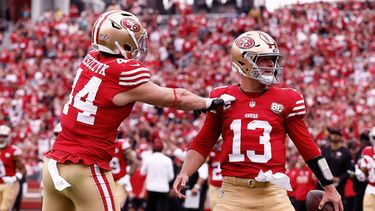 Brock Purdy (13), quarterback de los 49ers de San Francisco, es felicitado por el fullback Kyle Juszczyk (44) después de anotar frente a los Dolphins de Miami durante la primera mitad del partido de la NFL, el domingo 20 de septiembre de 2026, en Santa Clara, California. (AP Foto/Kelley L. Cox)