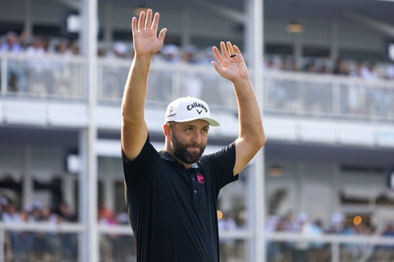 El capitán y campeón individual del primer lugar, Jon Rahm, de Legion XIII, celebra en el green del hoyo 18 tras la ronda final de LIV Golf Ciudad de México en el Club de Golf Chapultepec, el domingo 19 de abril de 2026, en Naucalpan, México. (Jon Ferrey/LIV Golf vía AP)