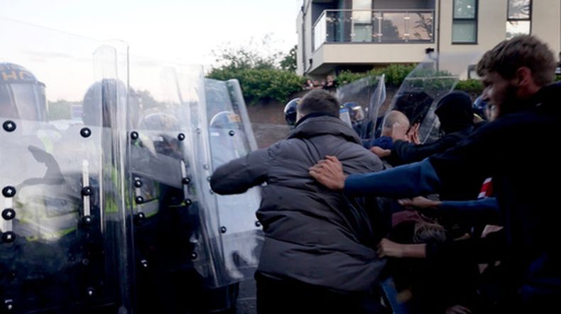 En esta imagen tomada de PA Video, policías y manifestantes chocan durante una protesta tras la muerte de Henry Nowak, un alumno de 18 años que murió apuñalado con un kirpan ceremonial sij por Vickrum Digwa, en Southampton, Inglaterra, Tuesday June 2, 2026. (Jamie Lashmar/PA via AP)