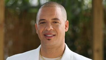 americateve | El salsero Issac Delgado está decidido a reinsertarse en el universo musical de la isla y al menos ya ha logrado que lo consideren para integrar una delegación de cinco orquestas cubanas, convocadas para actuar la próxima semana en Venezuela.