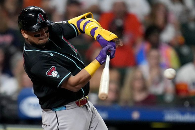 El venezolano Gabriel Moreno, de los Diamondbacks de Arizona, pega un sencillo en la décima entrada del juego ante los Astros de Houston, el sábado 5 de septiembre de 2026 (AP Foto/Eric Christian Smith)