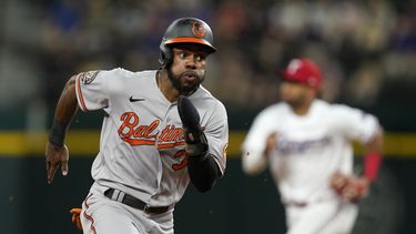Orioles vencen a Rangers; igualan total de triunfos de 2021
