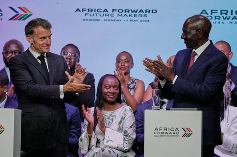El presidente francés Emmanuel Macron, izquierda, y su homólogo keniano William Ruto, derecha, participan en la sesión juvenil África Adelante, Creación en Movimiento, durante la Cumbre África Adelante en la Universidad de Nairobi, Kenia, el lunes 11 de mayo de 2026. (Foto AP/Brian Inganga)