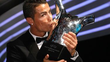 americateve | El jugador de Real Madrid, Cristiano Ronaldo, besa el trofeo al mejor futbolista de Europa el jueves, 28 de agosto de 2014, en M&oacute;naco. (AP Photo/Claude Paris)