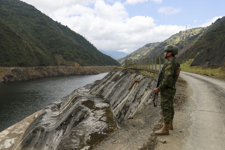 Un soldado protege la represa de Mazar, donde el gobierno dice que envió militares para evitar ataques contra la infraestructura eléctrica, en la provincia ecuatoriana de Azuay, el martes 17 de septiembre de 2024. (AP Foto/Xavier Caivinagua)