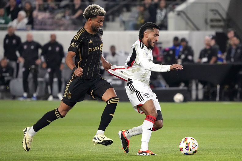 El mediocampista de Los Ángeles FC Timothy Tillman jala la camiseta del delantero de Dallas Jesús Ferreira en el encuentro de la MLS del sábado 1 de junio del 2024. (AP Foto/Mark J. Terrill)
