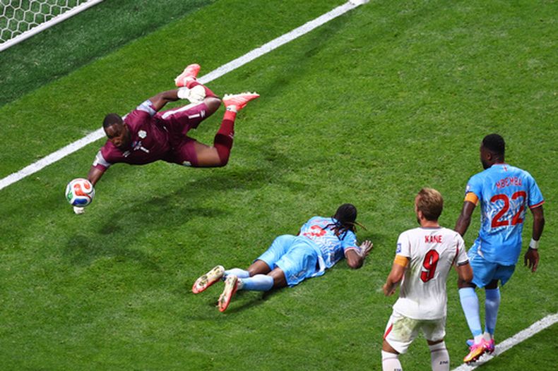 El arquero congoleño Lionel Mpasi ataja un remate en el partido de los 16vos de final del Mundial, el miécoles 1 de julio de 2026, en Atlanta. (AP Foto/Colin Hubbard)