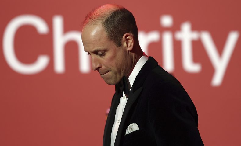 El príncipe Guillermo, el príncipe de Gales, sale del escenario tras pronunciar un discurso en la gala y cena de London Air Ambulance Charity en The OWO, en Londres el miércoles 7 de febrero de 2024. (Daniel Leal/Pool Photo via AP)