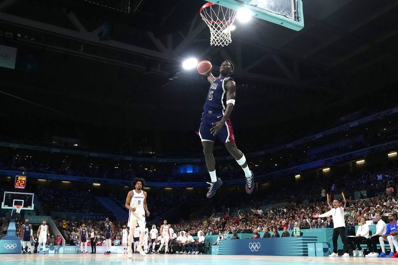 El estadounidense Anthony Edwards con una volcada ante Puerto Rico en el baloncesto masculino de los Juegos Olímpicos de París, el sábado 3 de agosto de 2024 en Villeneuve-dAscq, Francia. (AP Foto/Michael Conroy)