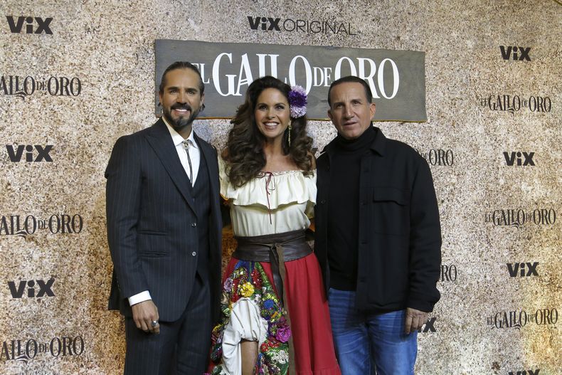 Los actores José Ron, izquierda, Lucero, centro, y Plutarco Haza posan en la alfombra roja de la serie de ViX El gallo de oro en la Ciudad de México el martes 17 de octubre de 2023. (Foto AP/Berenice Bautista)