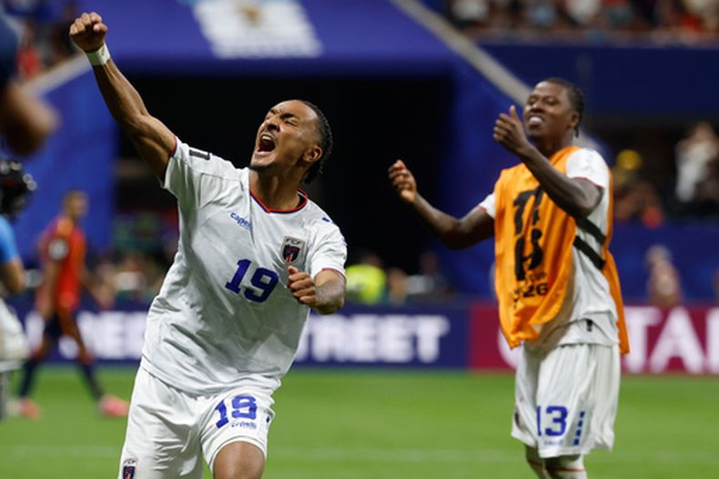 Dailon Livramento (izquierda) y Sidny Lopes Cabral de Cabo Verde celebran tras el empate 0-0 contra España en el partido del Grupo H del Mundial, el lunes 15 de junio de 2026, en Atlanta. (AP Foto/Erik S. Lesser)