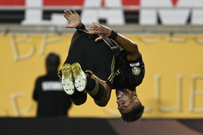 Denis Bouanga celebra tras anotar el gol de Los Ángeles FC en el empate 1-1 contra Flamengo en el Mundial de Clubes, el martes 24 de junio de 2025, en Orlando. (AP Foto/Phelan Ebenhack)
