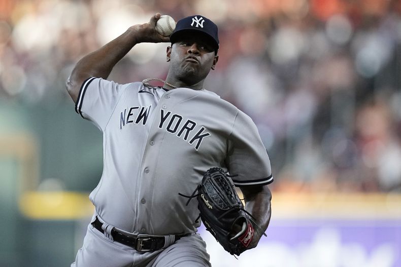 ARCHIVO - Foto del 2 de septiembre del 2023, el abridor de los Yanquis de Nueva York Luis Severino lanza en el encuentro ante los Astros de Houston. El miércoles 29 de noviembre del 2023, Severino firma con los Mets de Nueva York por un año. (AP Foto/Kevin M. Cox, Archivo)