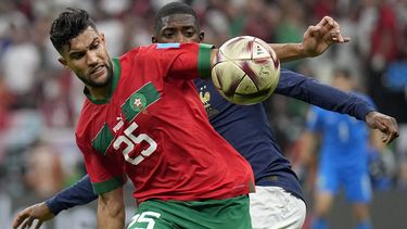 ARCHIVO - Ousmane Dembélé, de Francia, disputa un balón ante Yahia Attiyat Allah, de Marruecos, durante la semifinal de la Copa del Mundo en Jor, Qatar, el 14 de diciembre de 2022 (AP Foto/Martin Meissner, archivo)