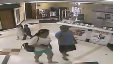 americateve | Una pareja quedó captada en video cuando manipulaban precisamente  una cámara de seguridad de una joyería dentro de un supermercado Sedano's en Hialeah. Se cree que ambos estarían relacionados con un robo que ocurrió en ese lugar.