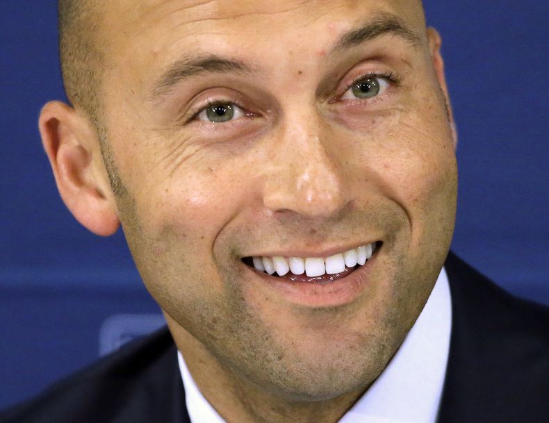 Derek Jeter, de los Yanquis de Nueva York, habla con reporteros tras el &uacute;ltimo partido de su carrera, contra los Red Sox de Boston, el domingo 28 de septiembre del 2014 en Fenway Park, en Boston. (AP Foto/Steven Senne)